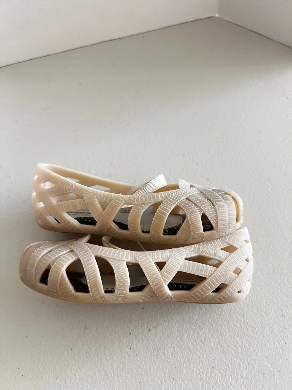 Mini Melissa + Jason Wu girl's shoes sz 9 kids woven design elastic strap cream